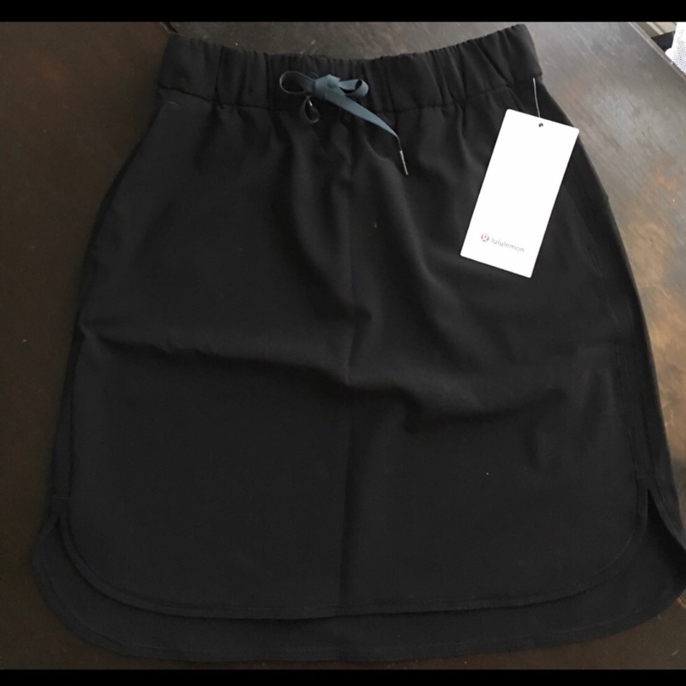 Lululemon On The Fly Skirt NEW never worn SZ 6
21" - Picture 2 of 6